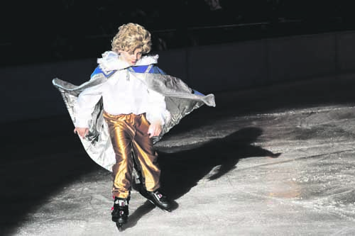 Teatru şi carnaval pe  patinoarul din Piaţa Mare