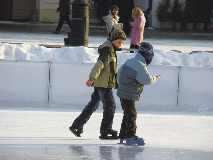 Patinoarul artificial, o alternativă de distracţie