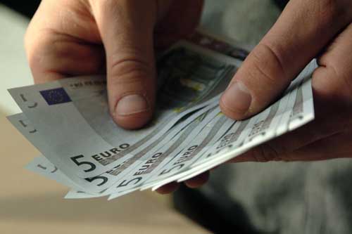Cine opreşte euro?