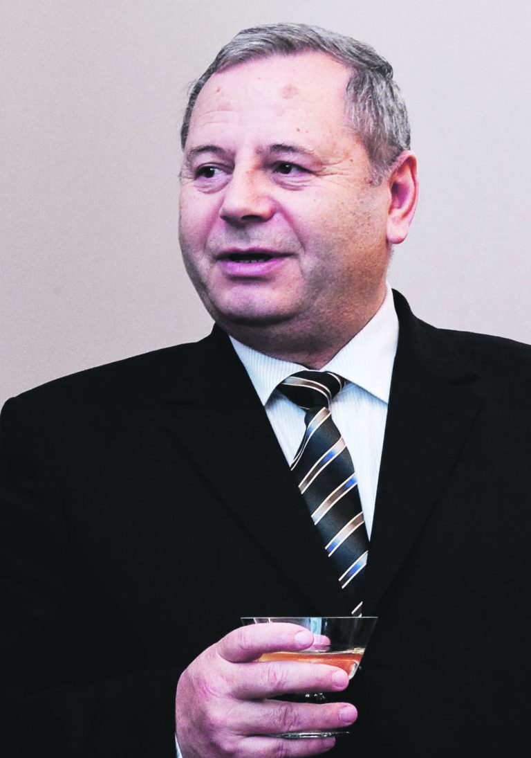 Funcţionarii ştiu că schimbarea  puterii înseamnă şi schimbarea şefului instituţiei