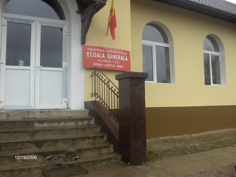 Directoarea ªcolii din Roşia, bătută de unul dintre  profesori