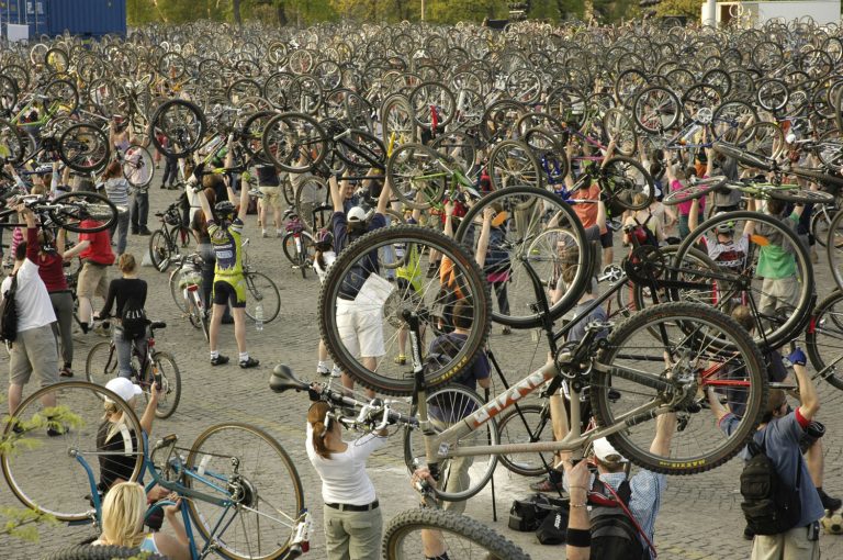 Bicicliştii ocupă Sibiul