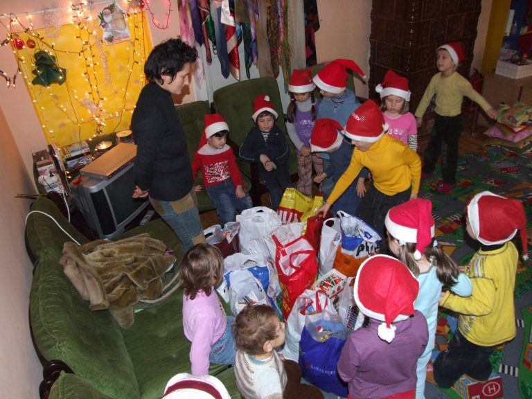 Copiii de la Grădiniţa nr. 28  au oferit daruri altor copii
