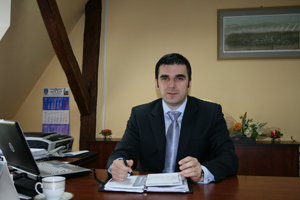 Circuitul documentelor în instituţie  este îngreunat de prea multă birocraţie