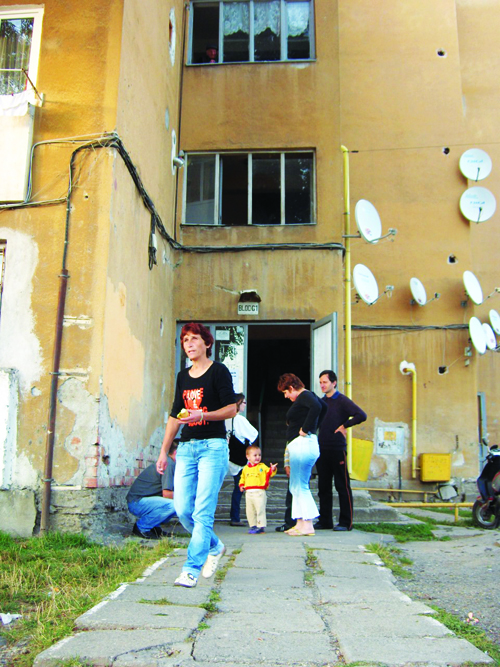 Expoziţia foto „,1001 culori” ajunge  la un bloc din ţiglari