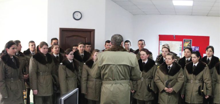 Corala studenţilor militari a pornit la colindat