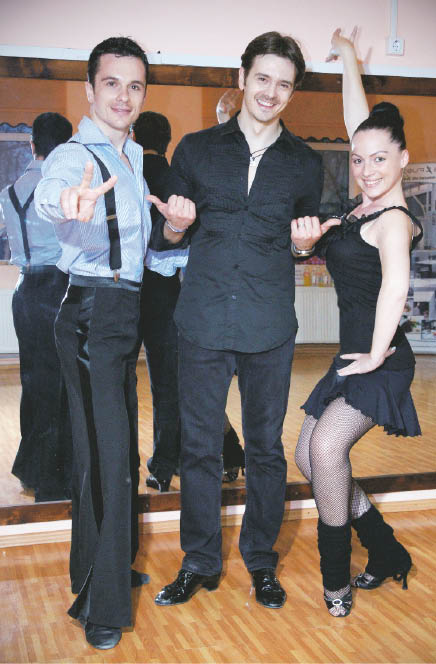Mihai Petre antrenează  dansatorii de la Forever Dance