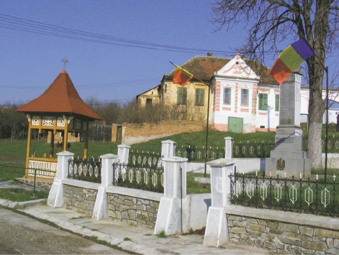 Monumentul eroilor din Ludoş la loc de cinste  în centrul comunei