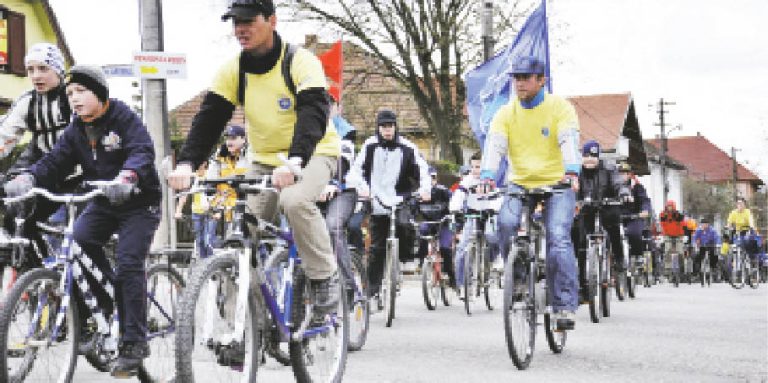 200 de sibieni  pe biciclete