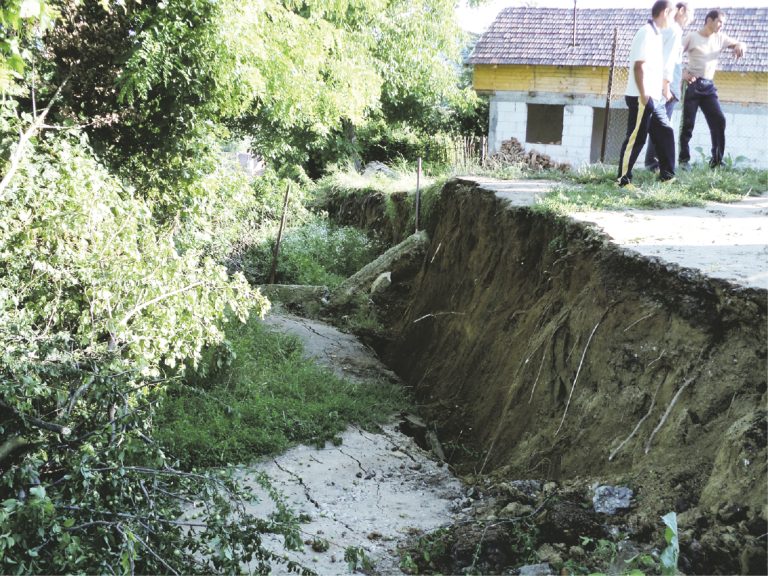 Alunecările de teren de la Copşa Mică costă 2.000.000 de lei