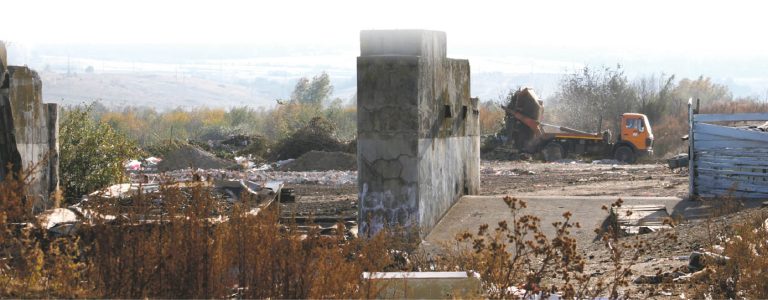 Groapă de gunoi temporară cu iz de trandafiri