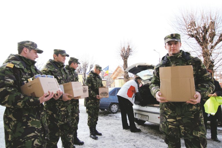 Sibienii s-au înghesuit  să ajute românii  prinşi în nămeţi