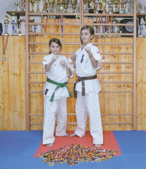 Andreea şi Oana Pavel,  micile prinţese ale artelor marţiale