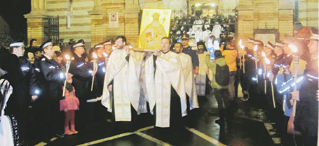 Mii de sibieni au participat la procesiunea  cu moaştele sfântului Andrei ªaguna
