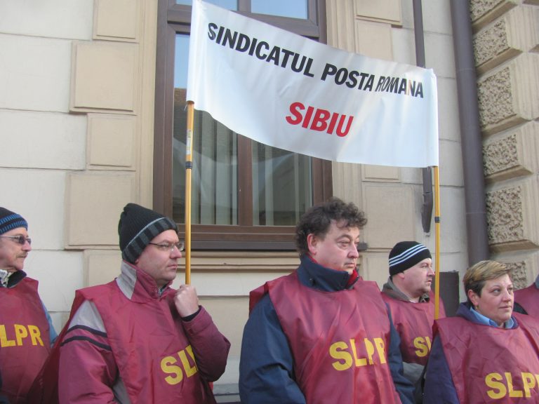 Poştaşii sibieni au protestat în faţa Prefecturii