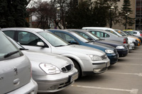 Maşinile abandonate pe străzi vor fi duse la fier vechi