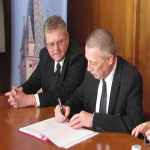 Astăzi a fost semnat contractul pentru reabilitarea infrastructurii de apă-canal şi rutieră pentru Ighişu Nou