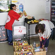 Crucea Roşie strânge hrană pentru „Banca de alimente”