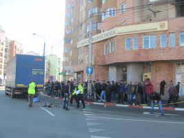 Biciclist accidentat mortal de un camion aparținând unei școli de șoferi