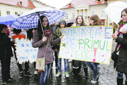 Sute de elevi sibieni au mărşăluit pe centru împotriva consumului de droguri