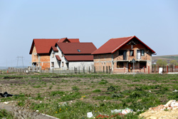 Trendul anului pe piaţa imobiliară: proprietarii îşi vând locuinţele din centrul oraşului şi se mută în localităţile învecinate