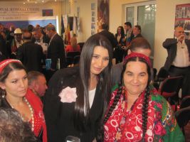 Elena Băsescu şi Corneliu Vadim Tudor au făcut senzaţie la congresul internaţional al romilor de la Sibiu