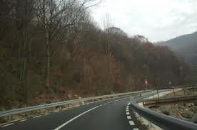 Căderile de stânci restricţionează traficul pe DJ 105 G Sadu – Râu Sadului