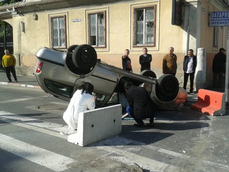 Accident în Sibiu: S-a răsturnat cu maşina pe strada Andrei Şaguna