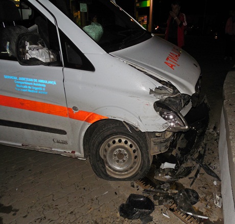 Ambulanţă din Mediaş, implicată într-un grav accident  rutier