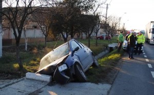 Un medieșean a intrat cu mașina într-un cap de pod