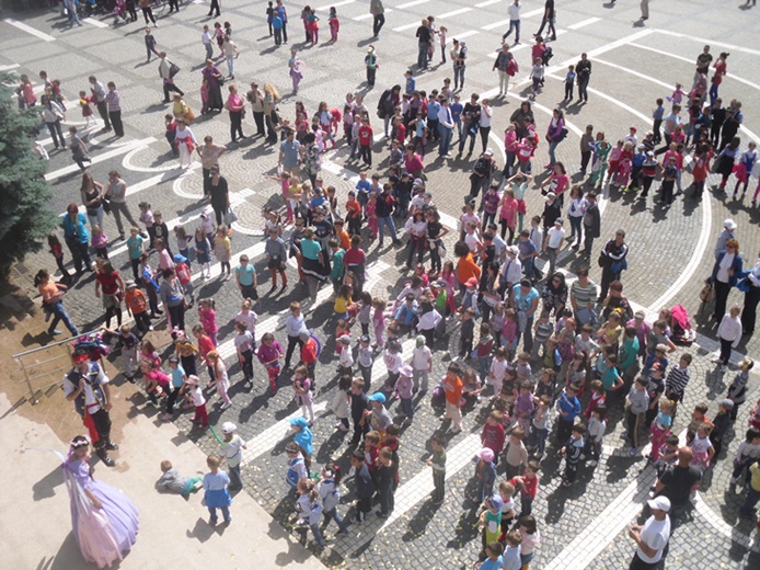 Peste 800 de copii din municipiul Sibiu au părinții plecați în străinătate