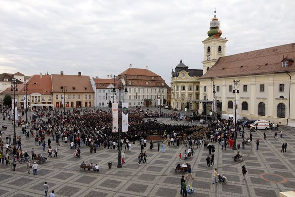 Absolvenţii ULBS au predat cheia Universităţii într-o premieră academică