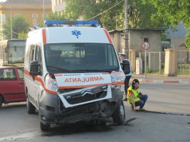 Ambulanță aflată în misiune, implicată într-un grav accident pe bulevardul Vasile Milea