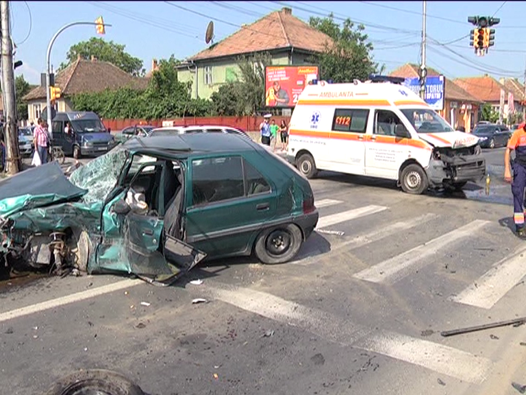 O ambulanță a fost implicată într-un accident pe Bulevardul Milea