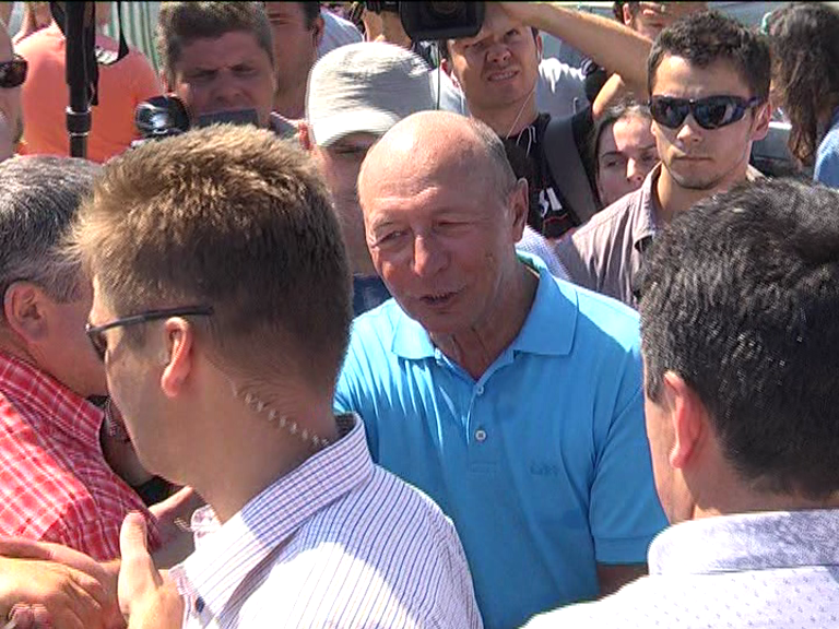 Traian Băsescu a făcut baie de mulțime la Jina
