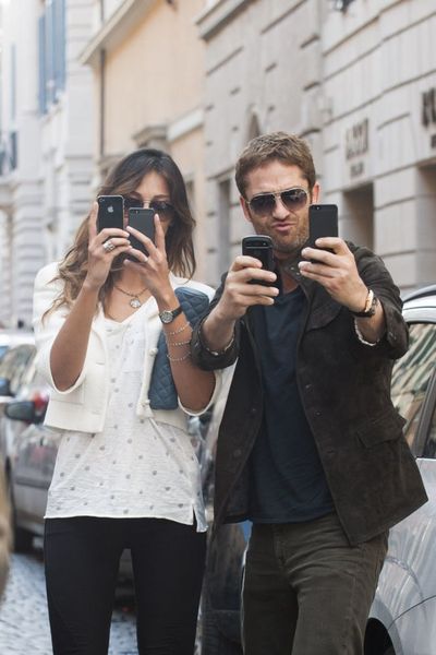 Gerard Butler și Mădălina Ghenea turiști în România
