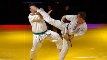 Sute de sportivi din Europa participă la Campionatul Internațional de Karate de la Sibiu