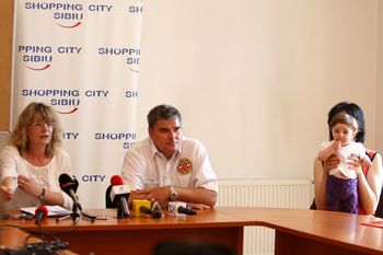 Acțiuni caritabile la Raliul Sibiului: Tricouri de vânzare pentru salvarea copiilor născuți prematur