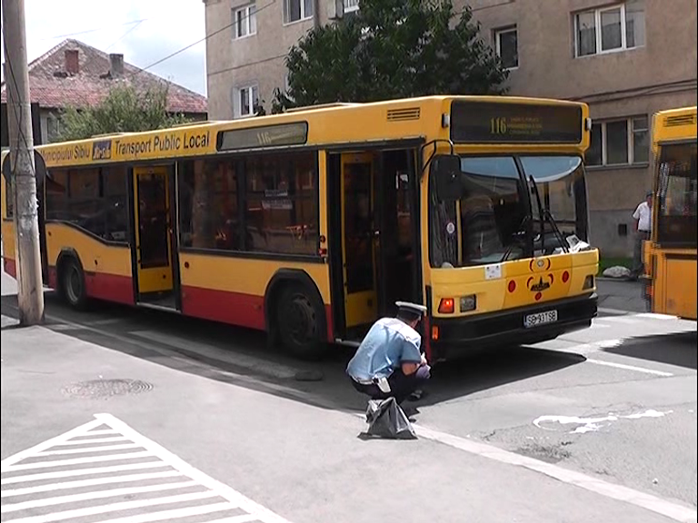 UPDATE: Bărbatul lovit de un autobuz Tursib a murit