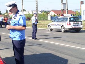 Sute de șoferi amendați de polițiștii rutieri la sfârșitul săptămânii