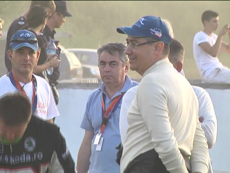 Victor Ponta a rămas spectator la raliu după ce s-a rupt planetara la mașină