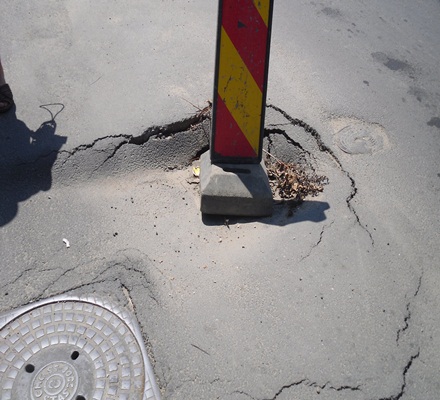 A început să crape strada Avram Iancu din municipiul Mediaș