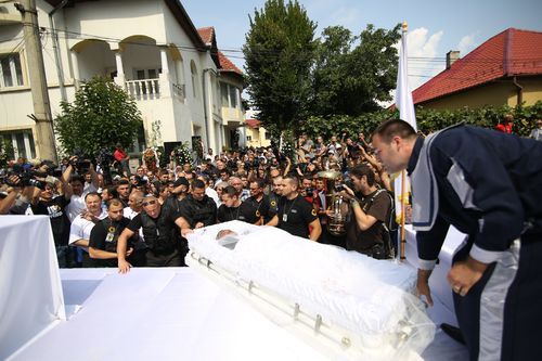 O inmormântare și două încoronări
