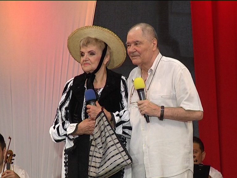 Lucreția Ciobanu și Ion Besoiu, cetățeni de onoare. Cei doi artiști au făcut spectacol pe scenă
