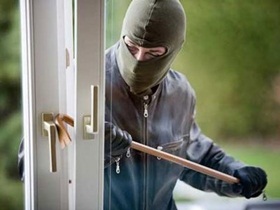 A spart o societate comercială şi a furat produse în valoare de peste 5.000 lei