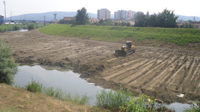 Lucrări de amenajare la râul Târnavei Mari din Mediaş