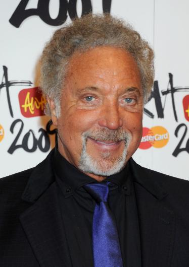 Tom Jones revine în România