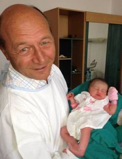 Traian Băsescu și-a ținut duminică nepoțica în brațe