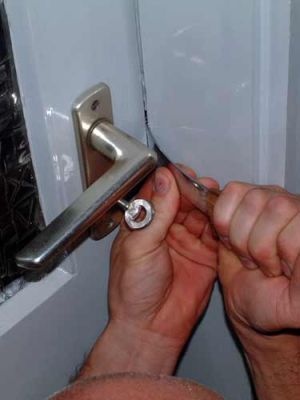 Trei bărbaţi sunt cercetaţi de poliţiştii medieşeni pentru furturi din locuinţă în valoare de 6.000 lei
