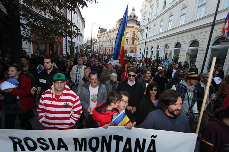 Sute de sibieni au protestat  duminică împotriva proiectului minier de la Roşia Montană